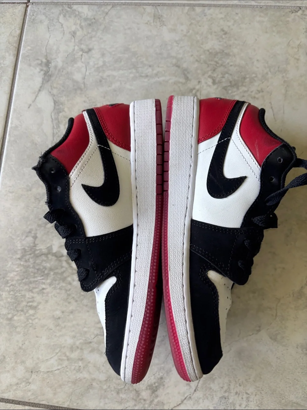 Jordan Kids Low-Top Sneakers in Black, White and Red